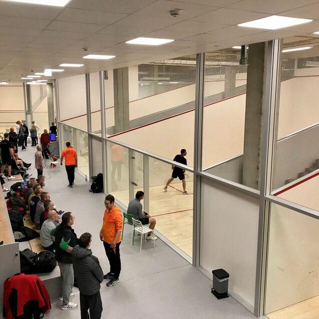 In den neuen Squashcourts des Heinz-Steyer-Stadions im Sportpark Ostra in Dresden herrschte buntes Treiben bei der 1. DSQV-Senioren-Rangliste der neuen Saison - Bild: Katharina Bau&szlig;