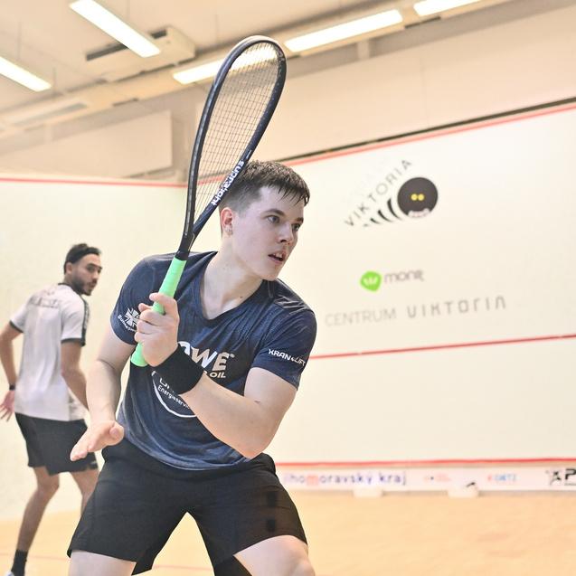 Yannik Omlor (am Ball) im Auftaktduell mit Mohamed Nasser - Bild: squashPage.net