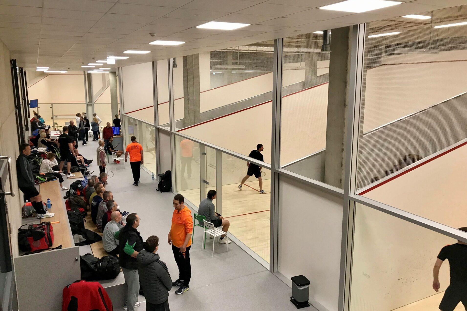 In den neuen Squashcourts des Heinz-Steyer-Stadions im Sportpark Ostra in Dresden herrschte buntes Treiben bei der 1. DSQV-Senioren-Rangliste der neuen Saison - Bild: Katharina Bau&szlig;