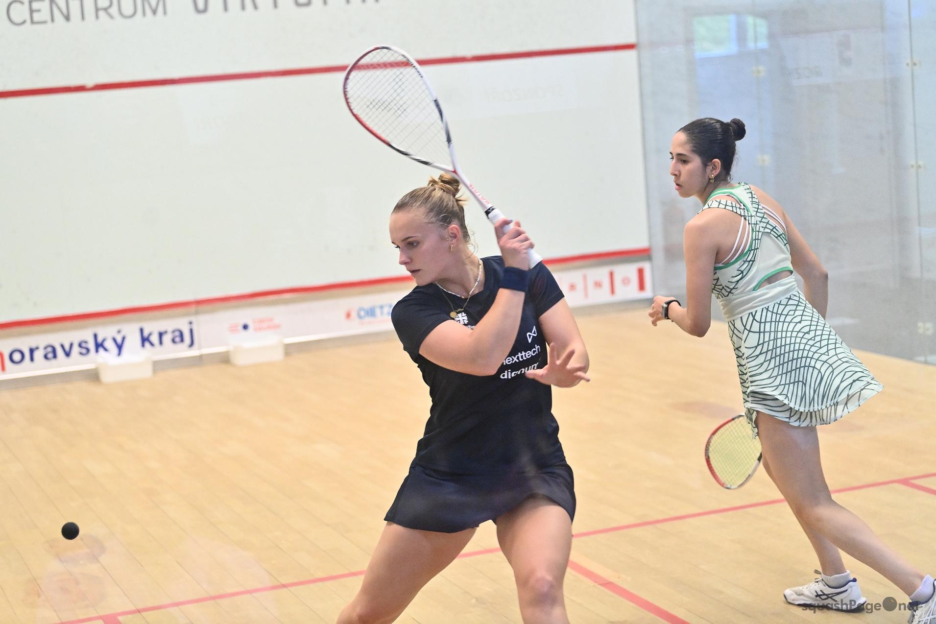 Katerina Tycova (li) im Viertelfinale gegen Nour Megahed - Bild: squashPage.net