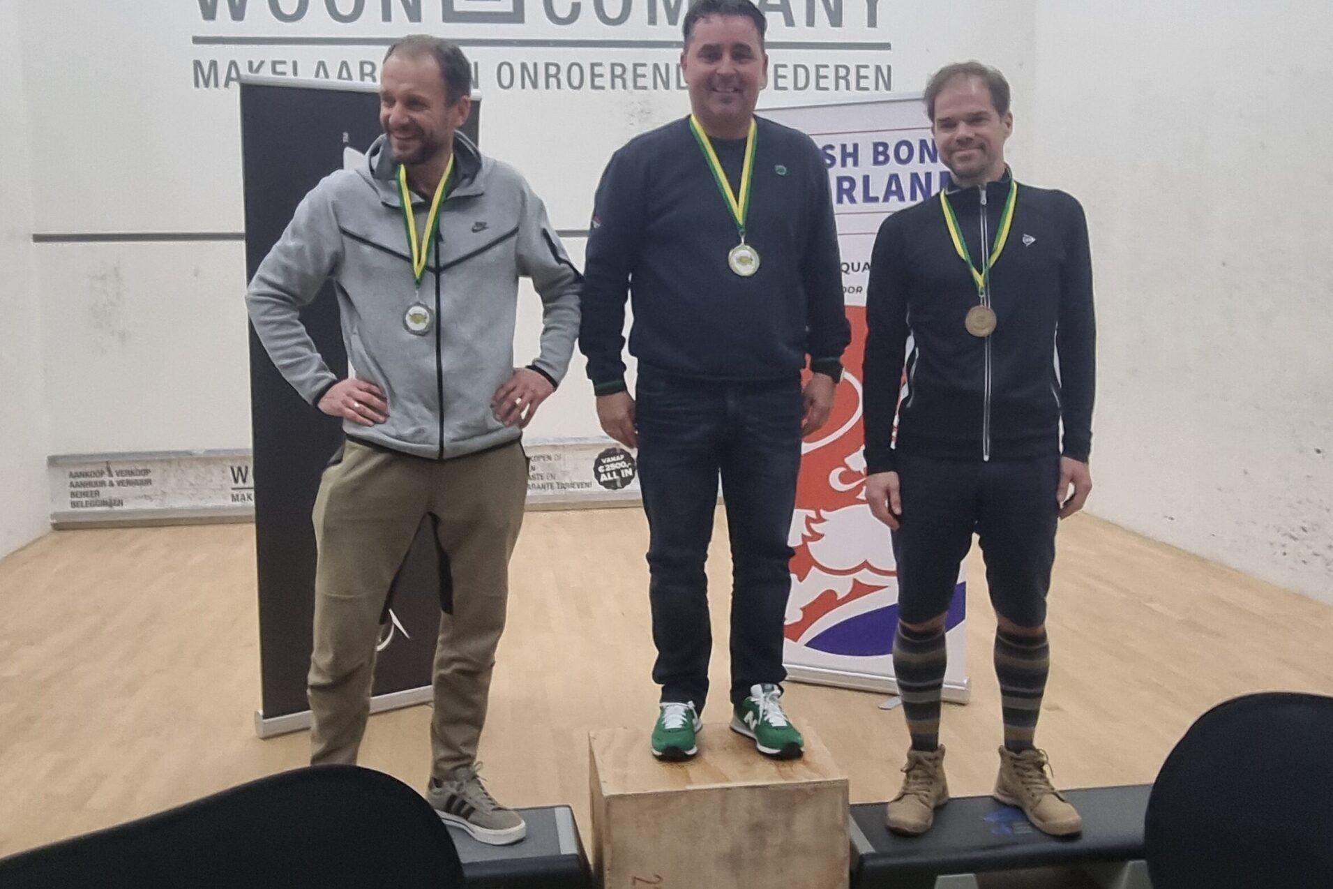 Andreas Omlor (Mitte) holt den Sieg bei den Herren 50+ bei den Dutch Open Masters!