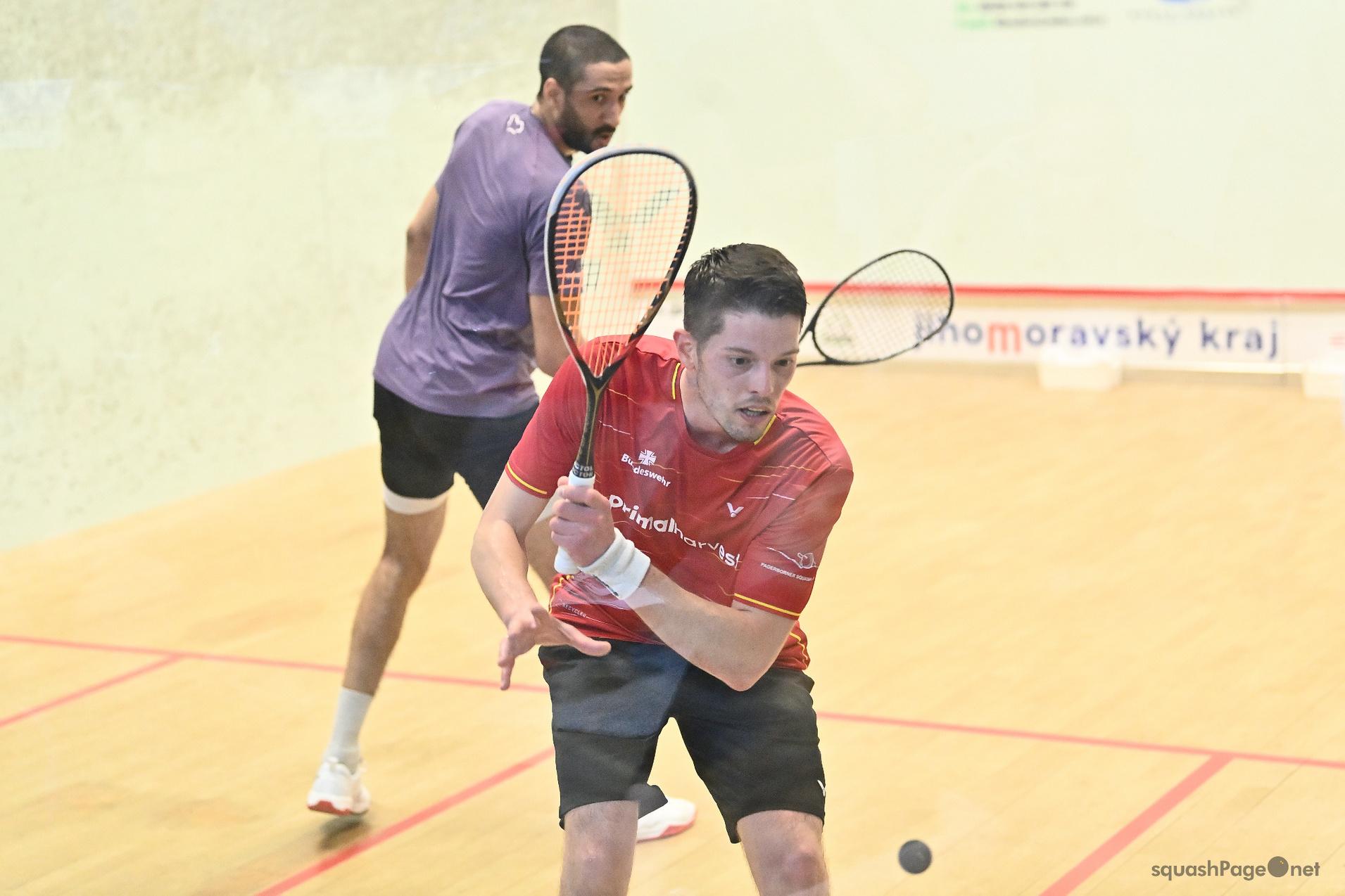 Raphael Kandra (am Ball) in der Runde der letzten acht Spieler gegen Declan James - Bild: squashPage.net