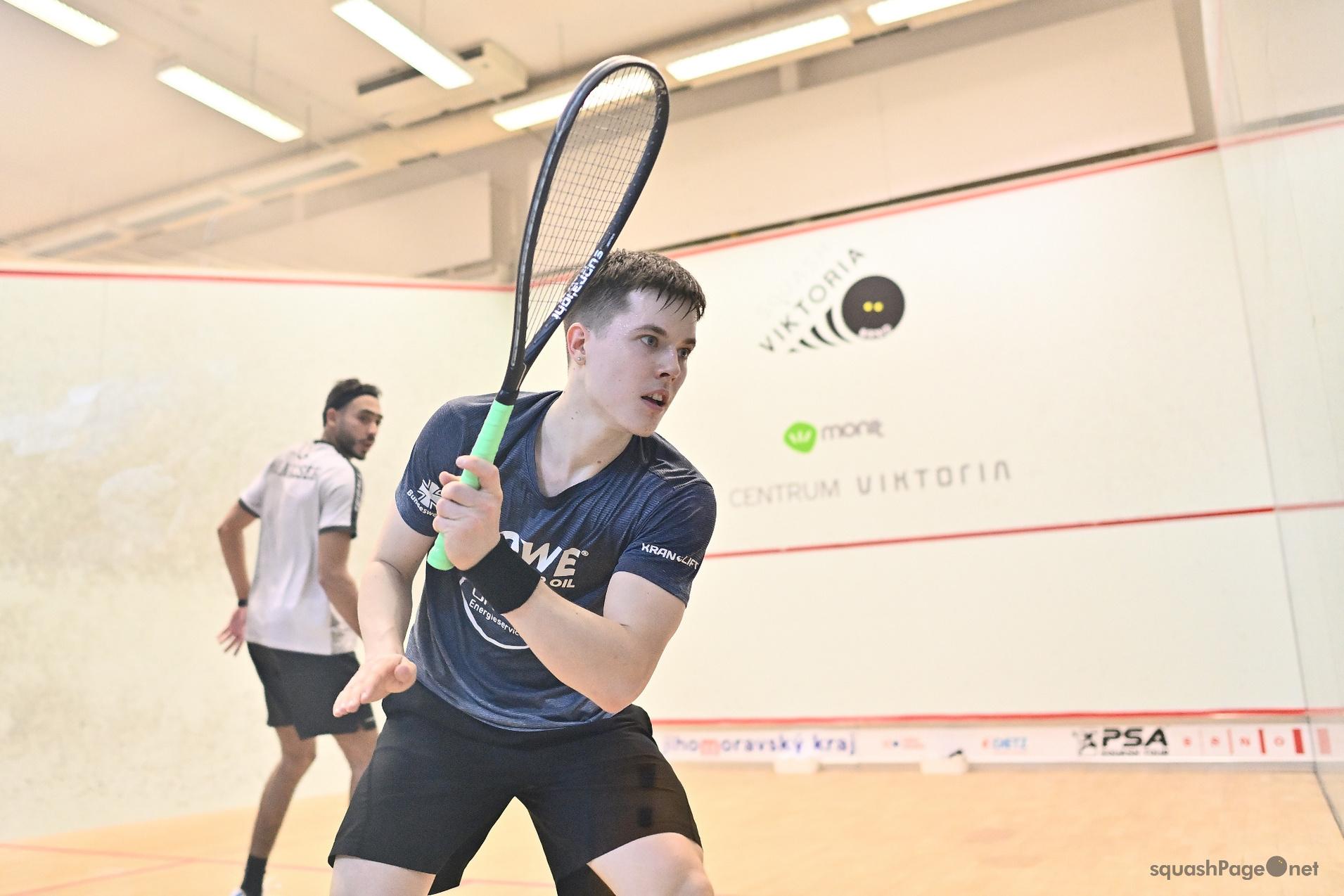 Yannik Omlor (am Ball) im Auftaktduell mit Mohamed Nasser - Bild: squashPage.net