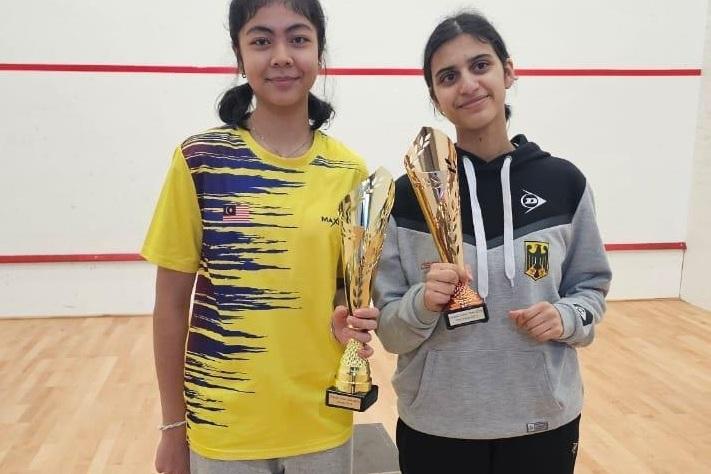Dahlia Cherian (re) mit der Siegerin Najwa Zara Mohd Fakhrur Razi aus Malaysia