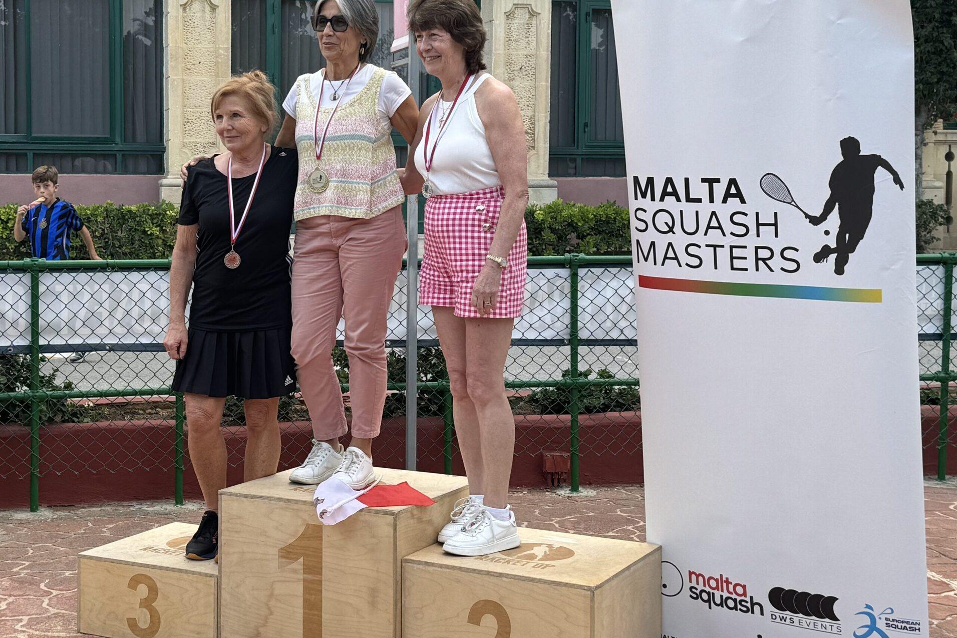 Das Podest der Damen 60+: Iris H&ouml;fling (li), Maribel Calabozo (Mitte) und Maureen Duke (re)