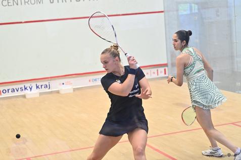 Katerina Tycova (li) im Viertelfinale gegen Nour Megahed - Bild: squashPage.net