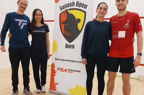 Der international auf der PSA als Schweizer auftretende Spieler Jakob K&auml;nel (li) zusammen mit den Deutschen Aylin G&uuml;nsav (2.v.l.), Maya Weishar (2.v.r.) und Finn-Lennart Koch.