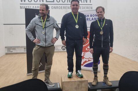 Andreas Omlor (Mitte) holt den Sieg bei den Herren 50+ bei den Dutch Open Masters!