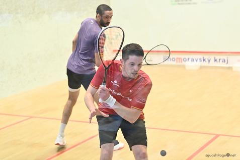 Raphael Kandra (am Ball) in der Runde der letzten acht Spieler gegen Declan James - Bild: squashPage.net
