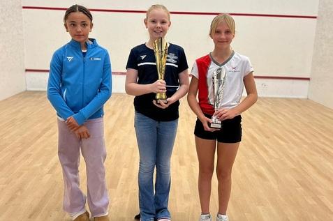 Lea Sophie Gsell (Mitte) mit der zweitplatzierten Mila Maziuk (re) und drittplatzierten Stella Agbomson (li) im U13-Feld - Bild: Rainer Westphal