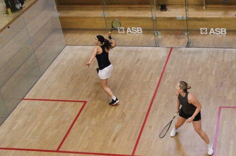 Aylin G&uuml;nsav (li) siegt im Damenfinale gegen Mareike Omlor (re) - Bild: Saskia Knobling