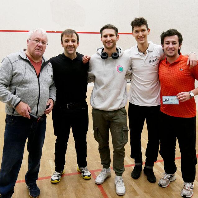 V.l.n.r: Turnierpromoter Jeff Burton, José Ramon Torregrosa Duran (Sieger Herren B), Tim Breidenbach, Carlos Fierro und Nicolas Caicedo (Sieger Herren C) - Bild: DSQV - Lennard Jessen