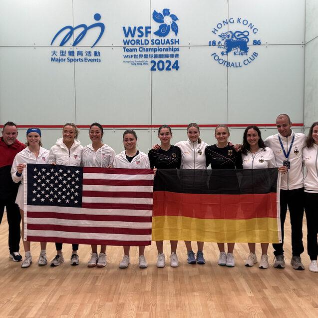 Deutschland, hier mit Bundeshonorartrainer Bart Wijnhoven (2.v.r.) sowie Physiotherapeutin Rosemarie Bittner (1.v.r.), verliert gegen Vizeweltmeister USA bei den Damen - Bild: DSQV