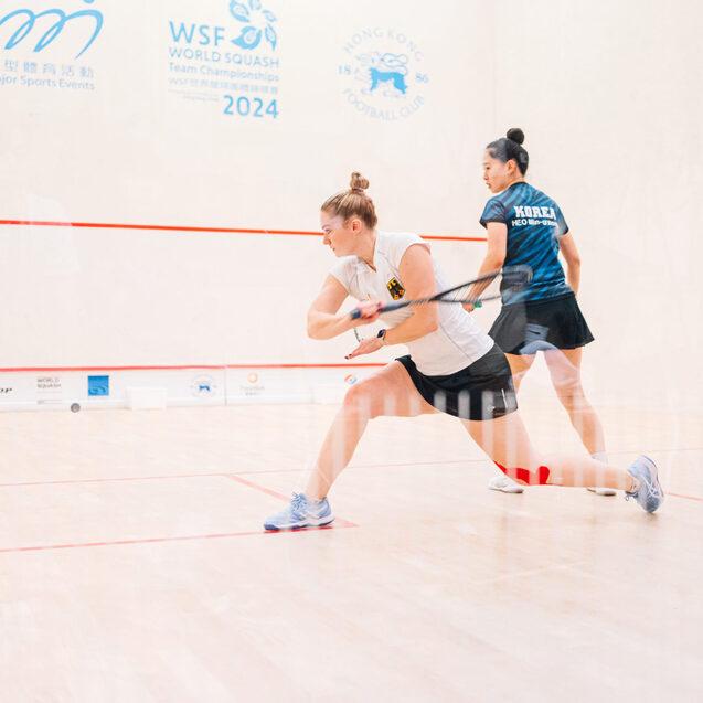 Saskia Beinhard (li) im Spiel gegen ihre südkoreanische Gegnerin - Bild: WSF World Teams 2024