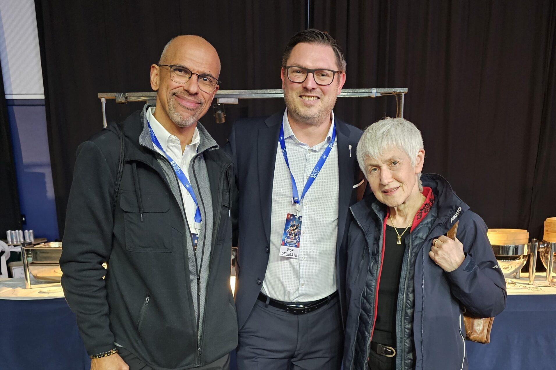 DSQV-Pr&auml;sident Michael G&auml;de (Mitte) mit WSF-CEO William Louis-Marie (li) sowie der wiedergew&auml;hlten WSF-Pr&auml;sidentin Zena Wooldridge (re) bei dem Annual General Meeting 2024 - Bild: DSQV