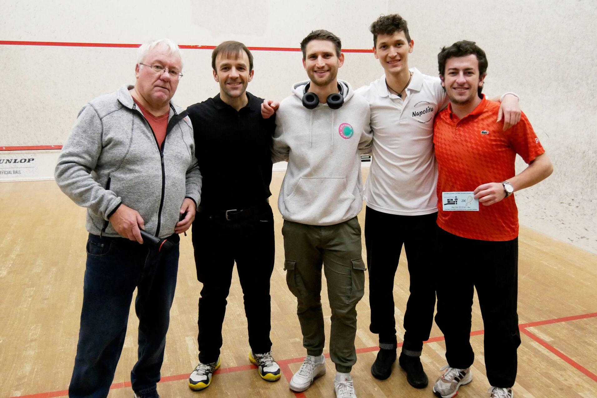 V.l.n.r: Turnierpromoter Jeff Burton, José Ramon Torregrosa Duran (Sieger Herren B), Tim Breidenbach, Carlos Fierro und Nicolas Caicedo (Sieger Herren C) - Bild: DSQV - Lennard Jessen