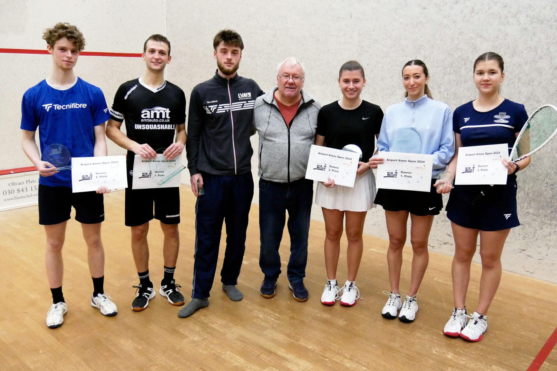 V.l.n.r.: Fabian Igelbrink, Yukhym Bielikov, André Igelbrink, Turnierpromoter Jeff Burton, Julia Gillich, Farida Mostafa und Sabrina-Sharona Dinn - Bild: DSQV - Lennard Jessen