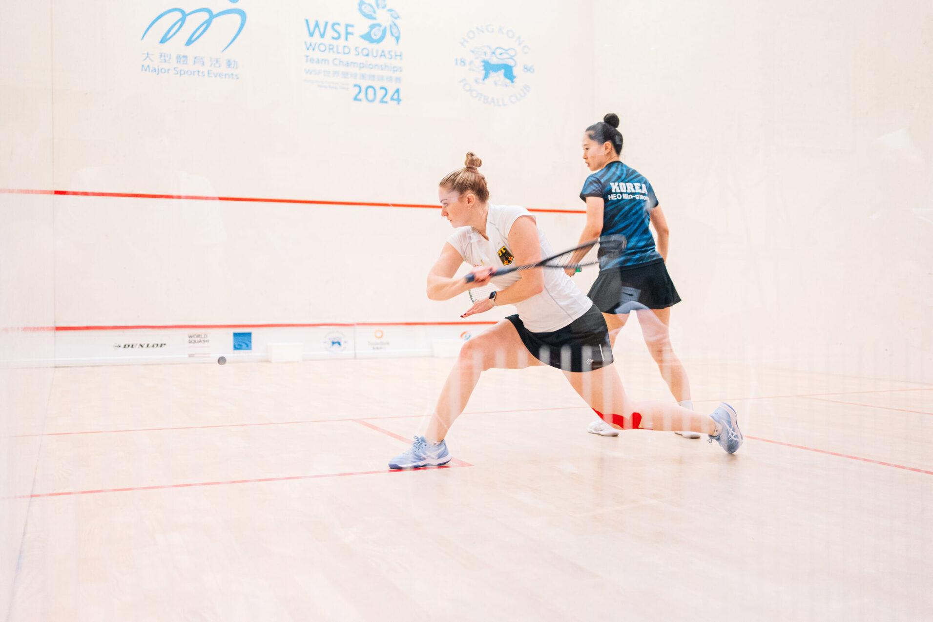 Saskia Beinhard (li) im Spiel gegen ihre südkoreanische Gegnerin - Bild: WSF World Teams 2024