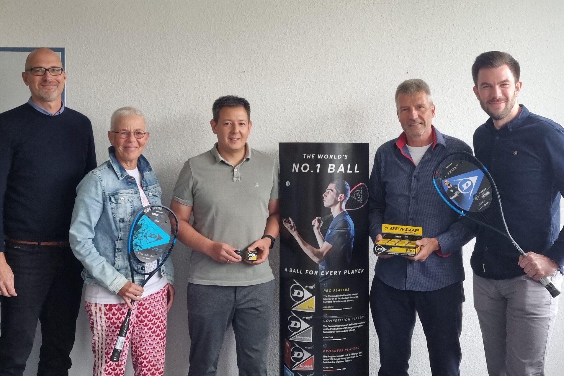 Besiegelten die Fortsetzung der Kooperation im Bereich des Balles (v.l.n.r): Torsten Bonacker (Dunlop International), St&ouml;rte Becker (DSQV-Vizepr&auml;sidentin Masters), Lars B&uuml;rgerhoff (Gesch&auml;ftsf&uuml;hrer Deutsche Squash Marketing und Pro