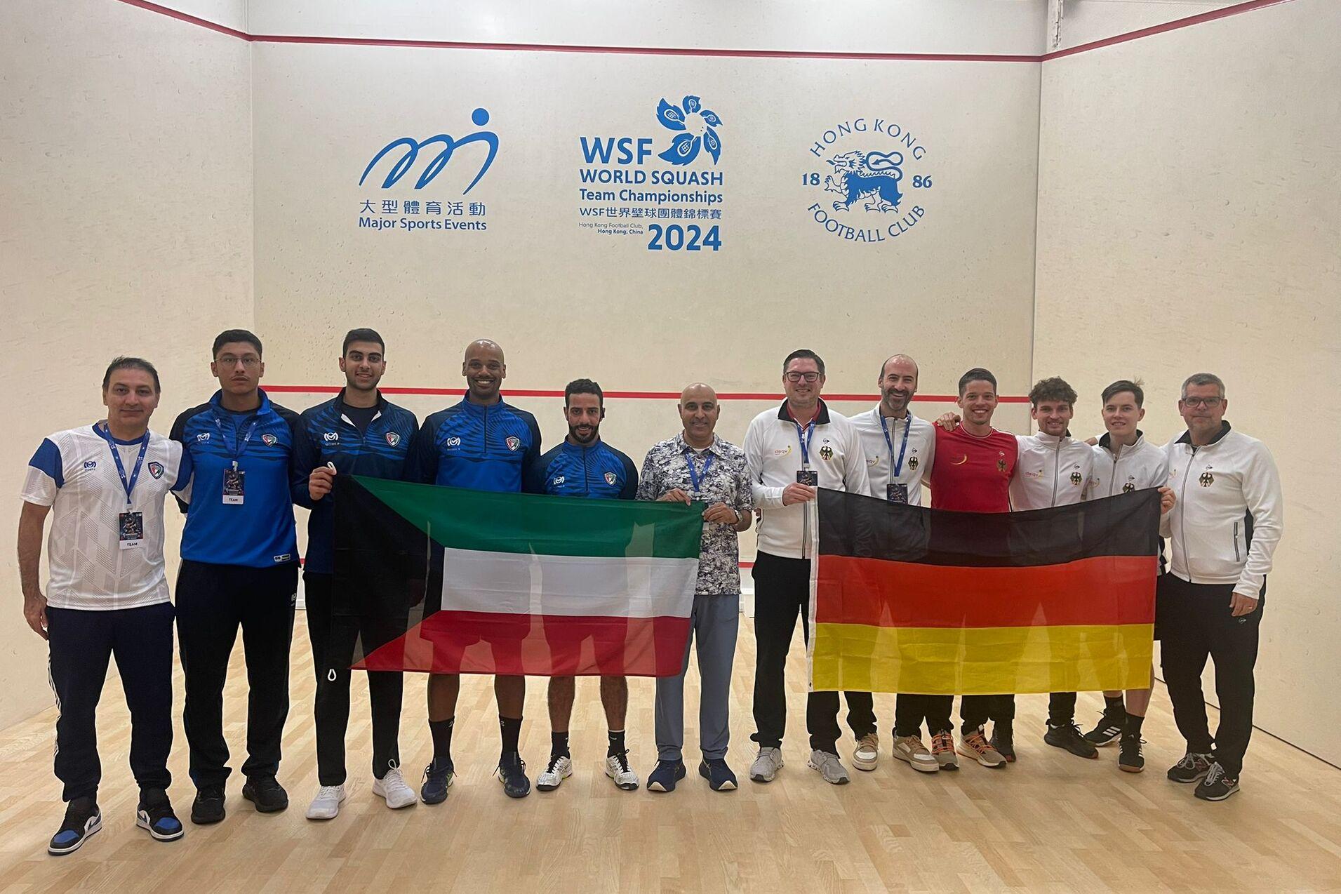 Deutschlands Herren (hier mit DSQV-Pr&auml;sident Michael G&auml;de, 1. von links bei der deutschen Fahne, sowie Chef-Bundestrainer Oliver Pettke, 1. von rechts bei der deutschen Fahne) besiegten Kuwait klar mit 3:0 Matches - Bild: DSQV