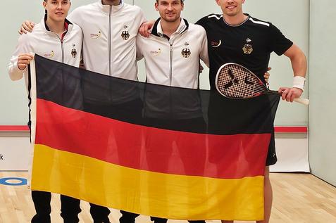 Die deutsche Herren-Mannschaft (v.l.n.r.: Yannik Omlor, Simon R&ouml;sner, Valentin Rapp und Raphael Kandra) belegt im Gesamtklassement Rang sieben bei dieser Team WM.