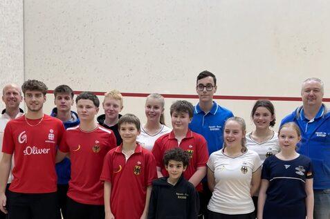 Die deutschen Nachwuchstalente bei den Swiss Junior Open 2024 zusammen mit Bundeshonorartrainer U17 Christian Radeke (li) und Bayern-Coach John Thornton (re) - es fehlen auf dem Foto: Levi Visser und Oleksii Bielikov