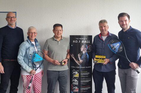 Besiegelten die Fortsetzung der Kooperation im Bereich des Balles (v.l.n.r): Torsten Bonacker (Dunlop International), St&ouml;rte Becker (DSQV-Vizepr&auml;sidentin Masters), Lars B&uuml;rgerhoff (Gesch&auml;ftsf&uuml;hrer Deutsche Squash Marketing und Pro