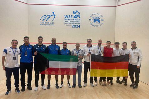 Deutschlands Herren (hier mit DSQV-Pr&auml;sident Michael G&auml;de, 1. von links bei der deutschen Fahne, sowie Chef-Bundestrainer Oliver Pettke, 1. von rechts bei der deutschen Fahne) besiegten Kuwait klar mit 3:0 Matches - Bild: DSQV
