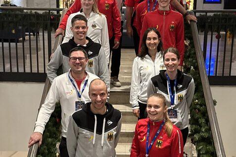 Die deutsche Nationalmannschaft inkl. DSQV-Pr&auml;sident Michael G&auml;de, Chef-Bundestrainer Oliver Pettke, Damen-Bundeshonorartrainer Bart Wijnhoven sowie medizinischer Betreuung Rosemarie Bittner und Ralph Michna ist gut in Hongkong angekommen - Bild