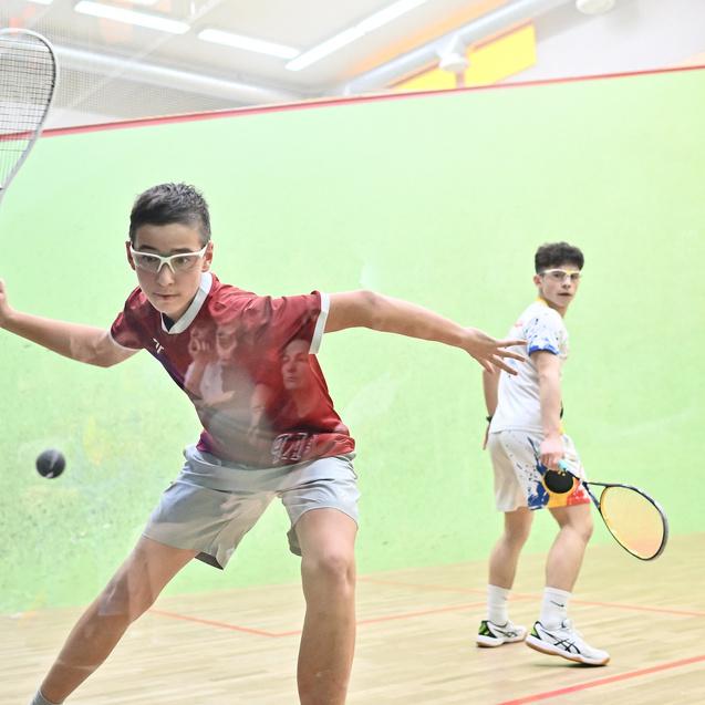 Oleskii Bielikov (li) im U15-Finale gegen David Focsanschi - Bild: squashPage.net
