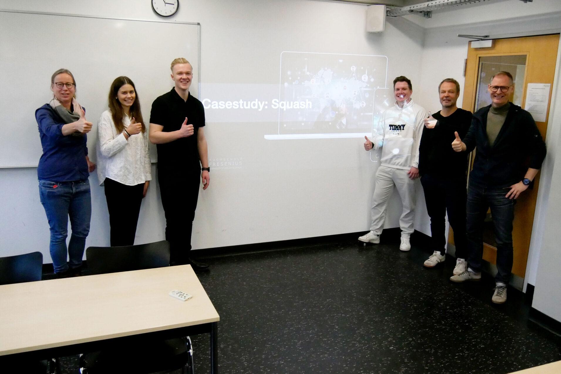 Simon Frenz (2.v.r.) und Ralph M. Faust (1.v.r.) mit dem Team der Hochschule Fresenius Hamburg bei der Projektpräsentation - Bild: DSQV - Lennard Jessen