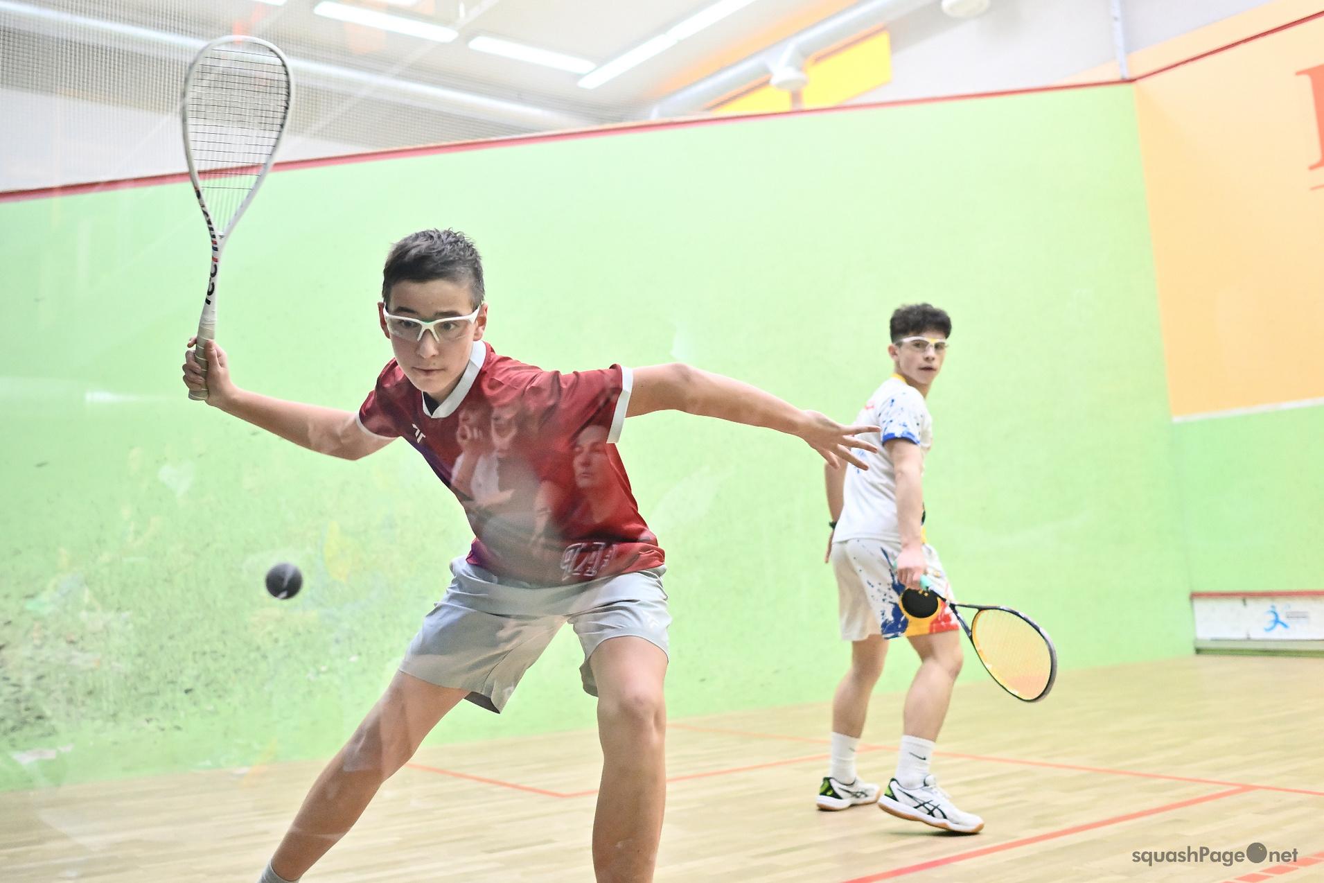 Oleskii Bielikov (li) im U15-Finale gegen David Focsanschi - Bild: squashPage.net