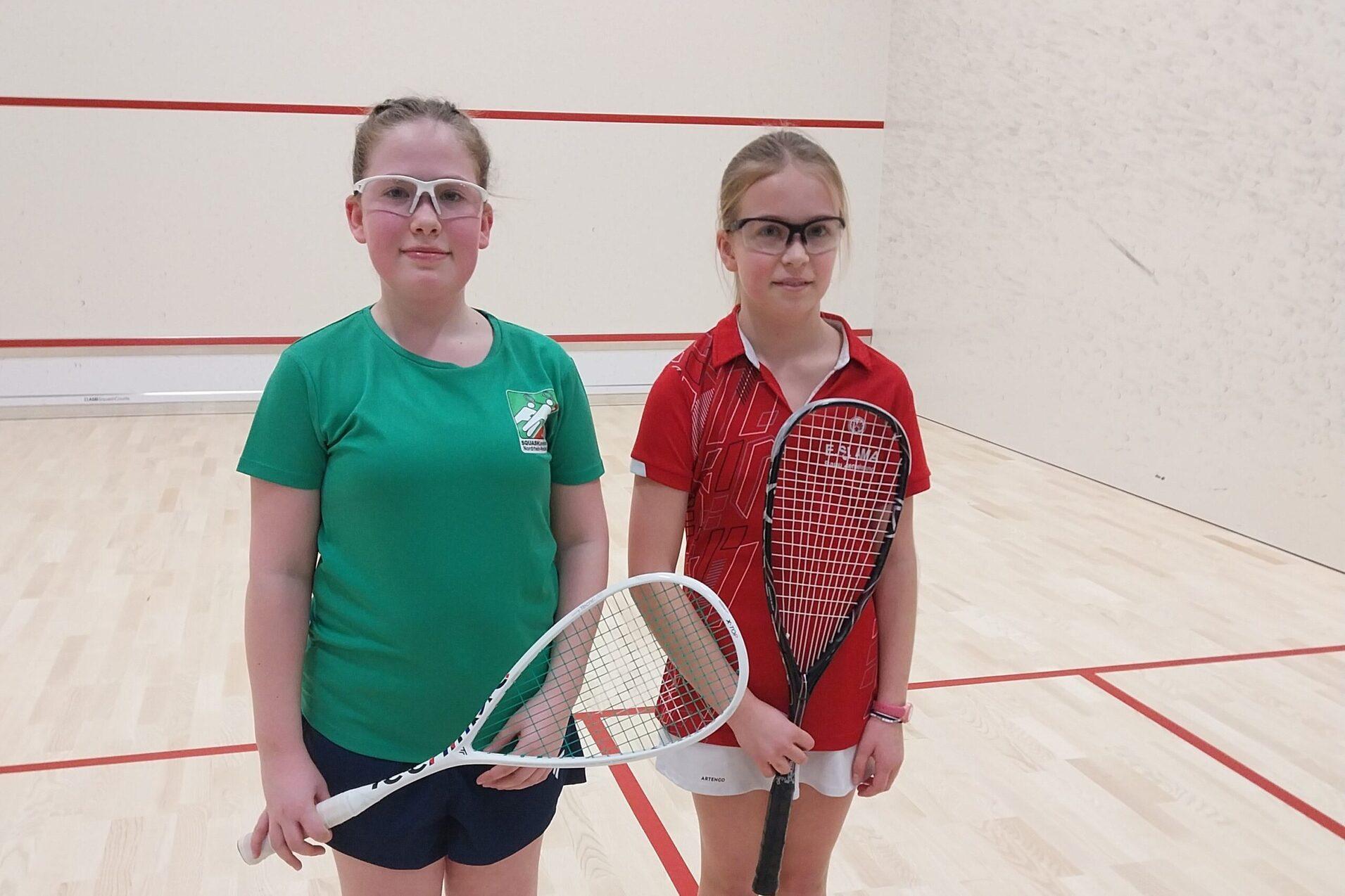 Leonie Niefer (re) und Antonia van Lackum (li) bei den M&auml;dchen U13 - Bild: Rainer Niefer