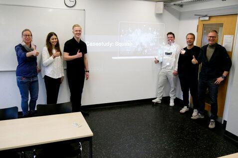 Simon Frenz (2.v.r.) und Ralph M. Faust (1.v.r.) mit dem Team der Hochschule Fresenius Hamburg bei der Projektpr&auml;sentation - Bild: DSQV - Lennard Jessen