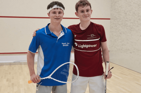Alexander Neumann (li) gewinnt das Finale gegen Levi Visser (re) - Bild: Squash in Bayern e.V.