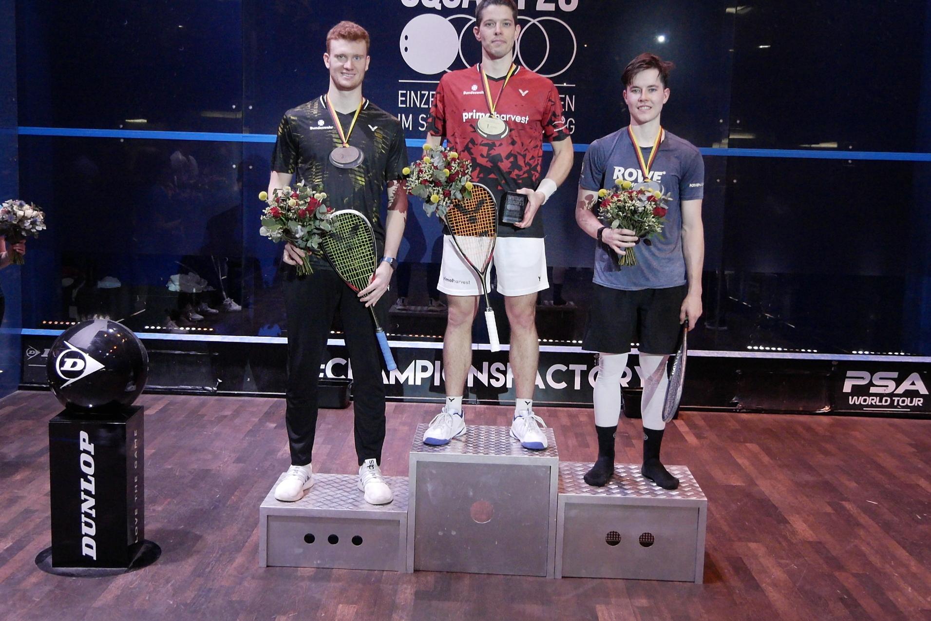 Das DEM-Podest der Herren (v.l.n.r.): Jan Wipperfürth, Raphael Kandra und Yannik Omlor - Bild: DSQV - Lennard Jessen