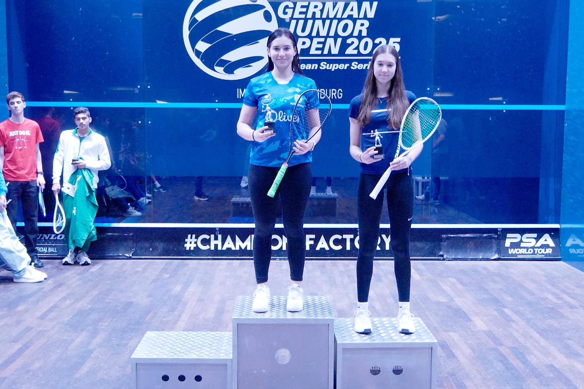 Maya Weishar (li) und ihre U19-Finalgegnerin Reka Kemecsei - Bild: DSQV - Lennard Jessen