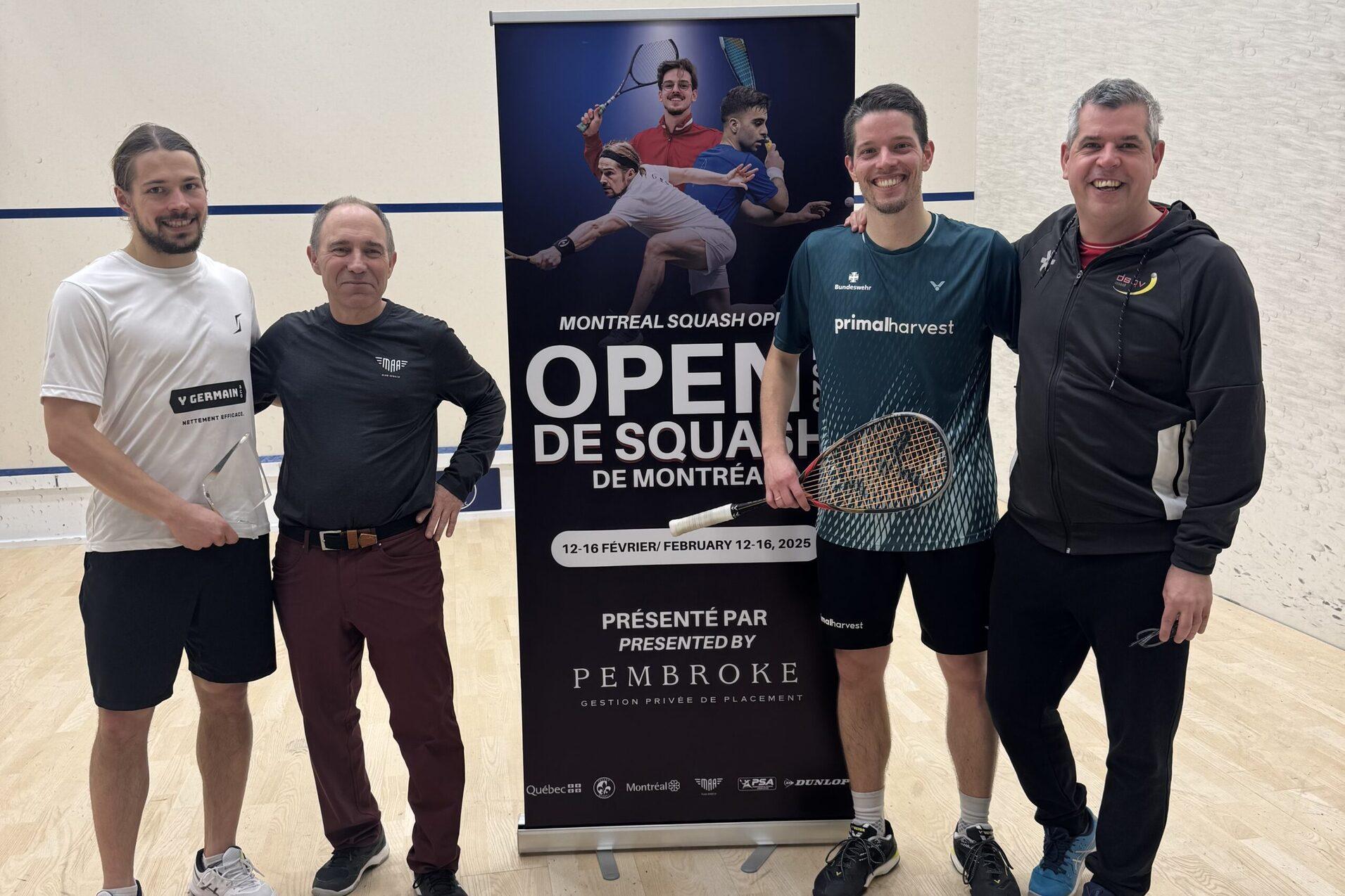 Raphael Kandra (2.v.r.) mit Chef-Bundestrainer Oliver Pettke (re) sowie dem Zweitplatzierten David Baillargeon (li) und Turnierpromoter Yvon Provencal - Bild: DSQV