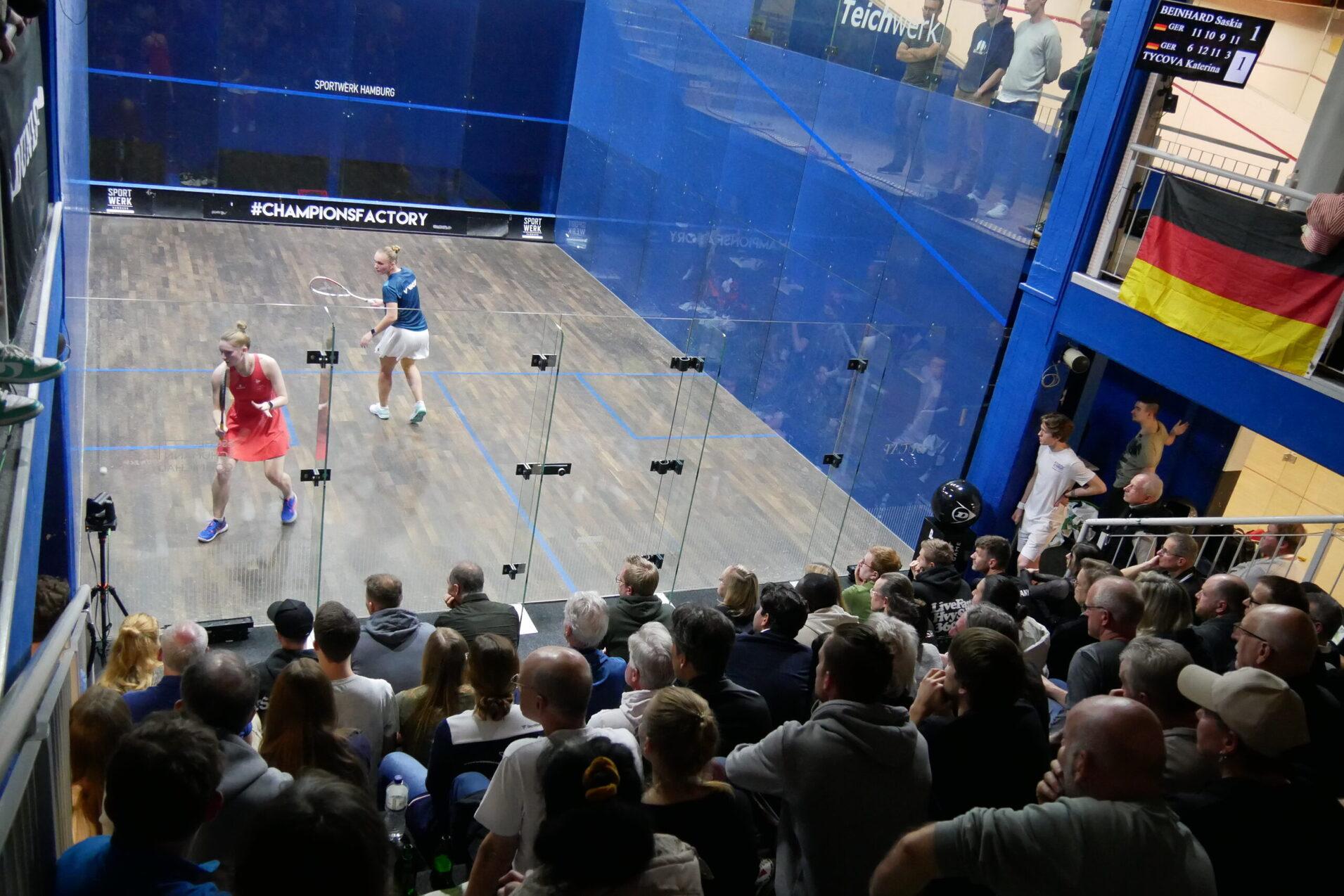 Spielszene des Damenfinals 2024 zwischen Saskia Beinhard (li) und Katerina Tycova - Bild: DSQV - Lennard Jessen
