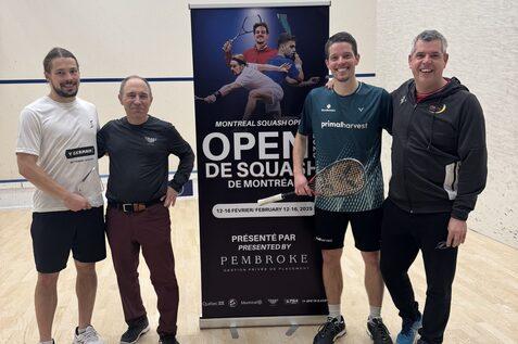Raphael Kandra (2.v.r.) mit Chef-Bundestrainer Oliver Pettke (re) sowie dem Zweitplatzierten David Baillargeon (li) und Turnierpromoter Yvon Provencal - Bild: DSQV