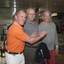 Dieter Jörn (li) bei einer von vielen Siegerehrungen in den Altersklassen der Squash-Masters - Bild: Volker Knerr
