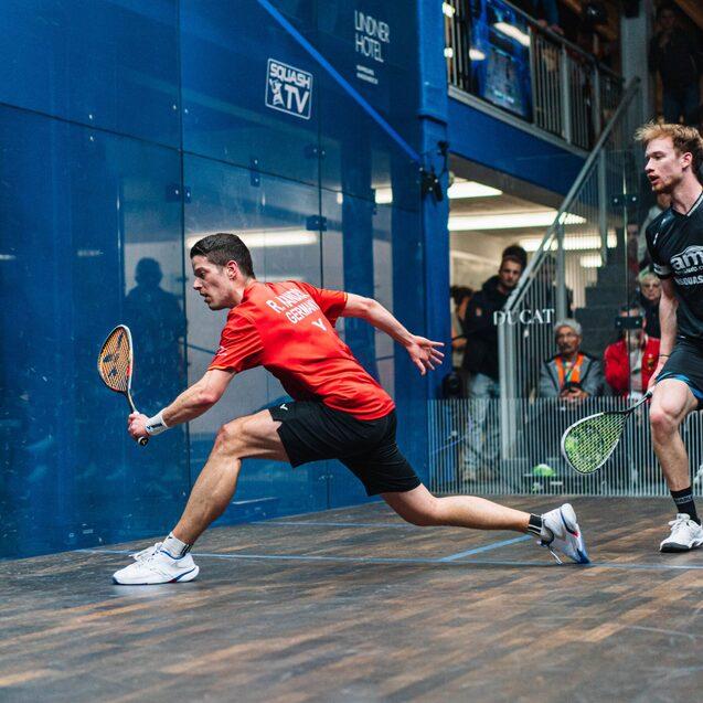 Raphael Kandra (li) gewann seinen letztjährigen German Open - Auftakt gegen Yannick Wilhelmi in fünf Sätzen - Bild: PSA Squash Tour