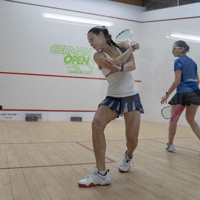 Maya Weishar (re) im Match gegen Marta Dominguez - Bild: PSA Squash Tour