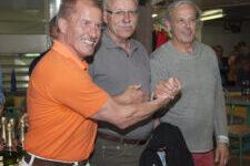 Dieter Jörn (li) bei einer von vielen Siegerehrungen in den Altersklassen der Squash-Masters - Bild: Volker Knerr