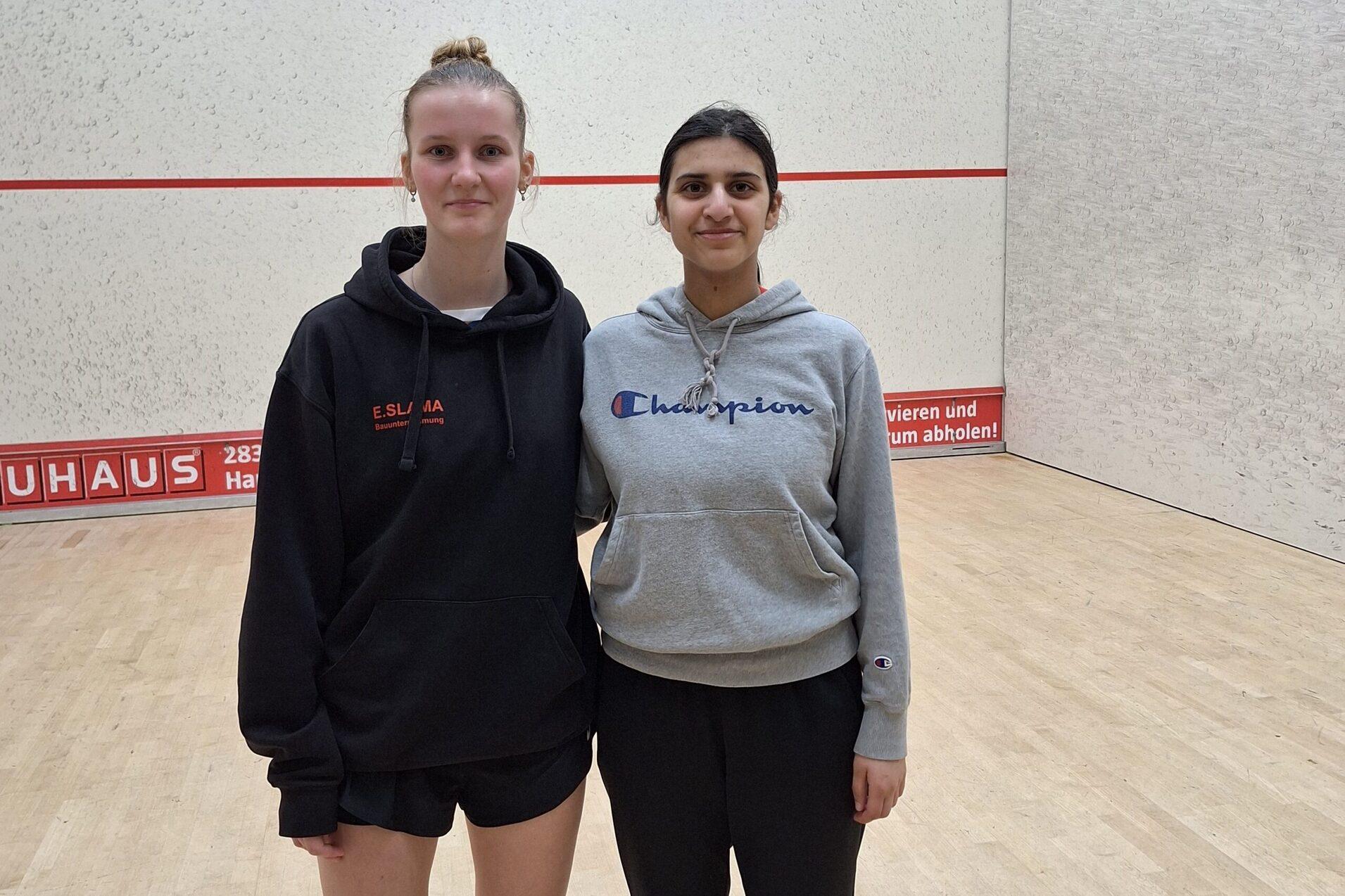 Dahlia Cherian (re) und Alina Reißenauer duellierten sich im U15-U19 Finale der Mädchen - Bild: DSQV