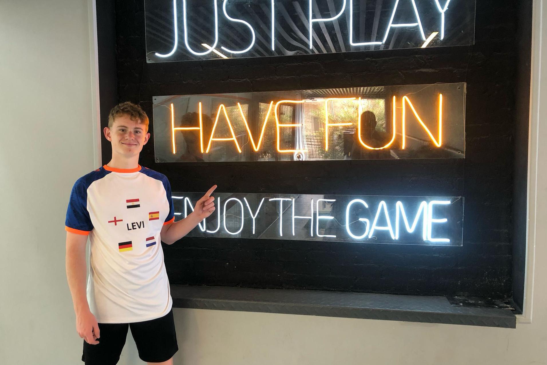 Levi Visser ist in mehreren Ländern auf Squash-Trainingstour, seine Station Tschechien stand zum T-Shirt-Druckzeitpunkt noch nicht fest und ist daher nicht per Flagge auf dem Shirt - Bild: DSQV