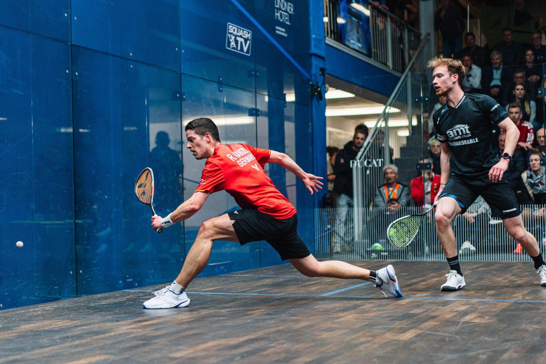 Raphael Kandra (li) gewann seinen letztjährigen German Open - Auftakt gegen Yannick Wilhelmi in fünf Sätzen - Bild: PSA Squash Tour