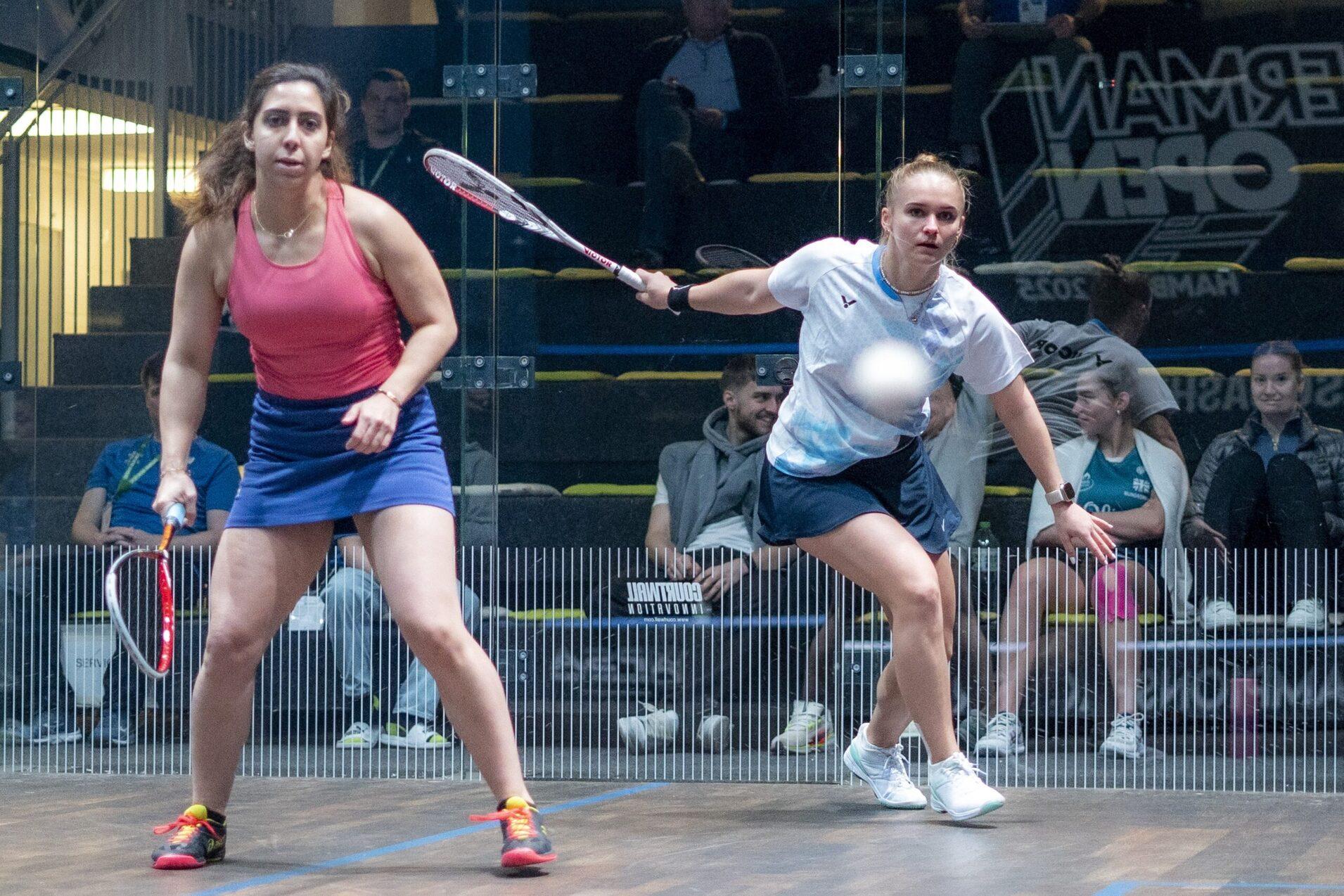 Katerina Tycova (re) im Auftaktduell mit Nadine Shahin - Bild: PSA Squash Tour