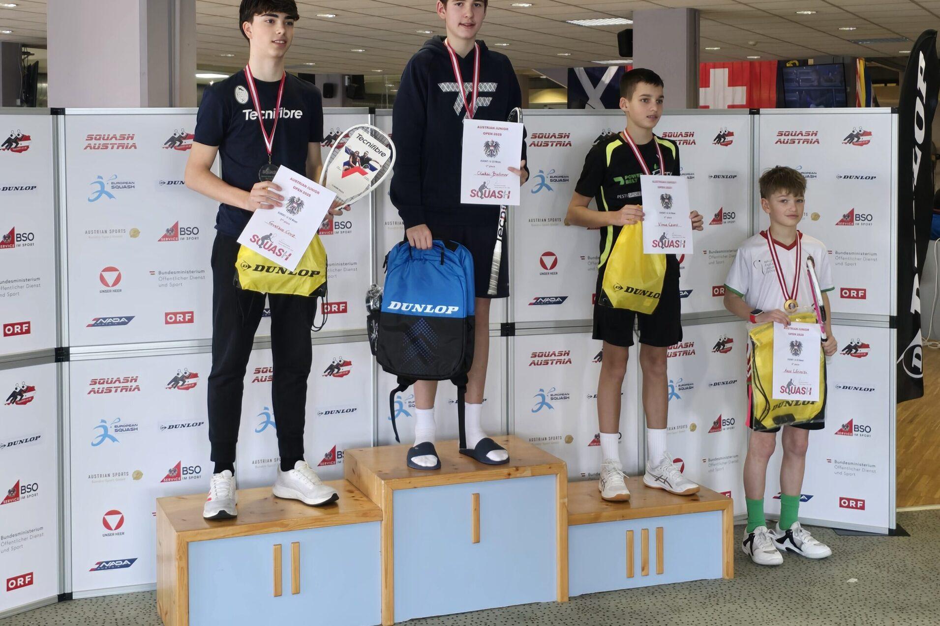Oleksii Bielikov (2.v.l.) gewinnt die U15-Konkurrenz der Austrian Junior Open - Bild: DSQV