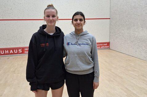 Dahlia Cherian (re) und Alina Rei&szlig;enauer duellierten sich im U15-U19 Finale der M&auml;dchen - Bild: DSQV